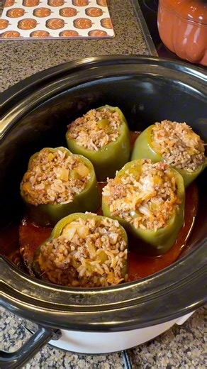 🫑Vintage Stuffed Peppers! Recipe: https://www.themagicalslowcooker.com/slow-cooker-beef-and-rice-stuffed-peppers/ | The Magical Slow Cooker