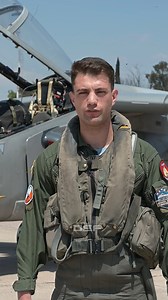 🎖️ “Desde chico soñé con ser aviador militar… y hoy estoy entrenando donde se formaron los héroes de Malvinas.” El alférez Marcos Verón cursa el exigente programa de aviador de caza en Mendoza. En esta entrevista con DEF, cuenta cómo vive el desafío de volar al límite y seguir el legado de quienes lo inspiraron. ✈️🇦🇷 | DEF