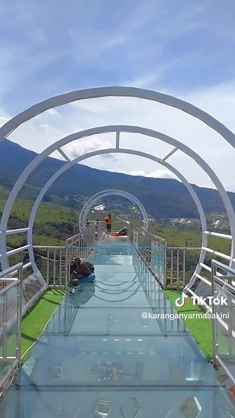 Kemuning Sky Hills: Wisata Jembatan Kaca Terbaru Karanganyar