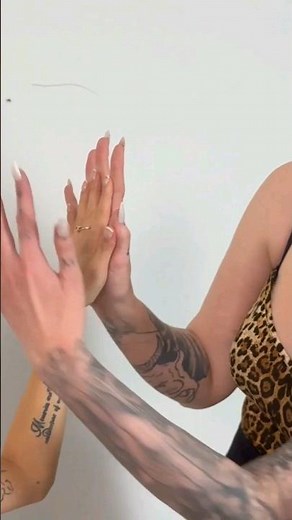 Giantess Kya Mosher compares her hands with 5ft1 model Selene #hand #nails #tattoo #comparison #tall