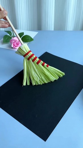 Don’t throw away the corn leaves after eating, make it into a mini broom, it’s so cute! Kindergarten handmade handmade diy Let’s play handmade together #handmade #diy #kindergarten #broom #handcrafted paper craft | paper craft