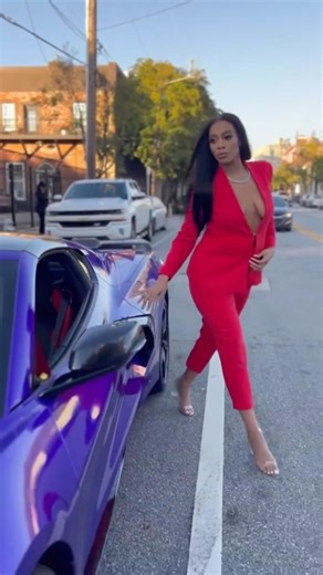 6.1K views · 16 reactions | Damn I need to try more color soon  Of course all my bundles came from @theroyalrubies Installed by @royal_rubies #atl #model #reels #explore #atlhairstylist | Alexis Burnside | Facebook