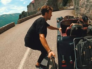 Noch vier Tage bis zum Ende der #GoProMillionDollarChallenge! Heute feiern wir die besten Tricks, um eure Reisevideos mit den endlosen, kreativen Aufnahmemöglichkeiten der GoPro MAX auf's nächste Level zu heben - mit Inspirationen von #GoProFamily-Mitglied Benjamin Ortega 😵 • TOP TIPP: 360 bietet quasi unendlich viele Möglichkeiten, ein Video zu "re-framen", ohne dabei Pixel zu verlieren. Dadurch bekommst du eine wesentlich bessere, elektronische Stabilisierung als bei Kameras mit traditionell