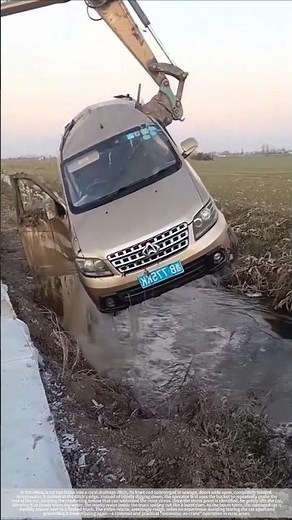 A car fell into a ditch, and the excavator said one thing: I'll take care of it!