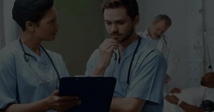 临床医生双人组在仪表板出现时分析平板电脑数据，并循环患者指标以供审阅。医疗，医疗保健，技术，进步，团队合作，专业，创新 库存影片视频（100% 免版税）3921948703 | Shutterstock