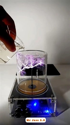 Electricity in Water How Does It Work? ⚡😱