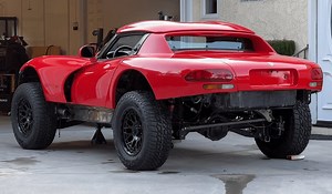 Il transforme seul chez lui une Viper en mangeuse de dunes