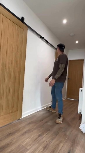 Now you see them, now you don’t. 🚪JD Bespoke Joinery & Home Interiors shows why sliding doors are a trade favourite. Explore the full range of our internal doors: hwdn.uk/InternalDoors Product featured: Holdenby Oak Pre-Finished Door | Howdens