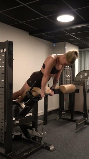 Machine Back Extension | 12REPS App #gymtips #gym #personaltrainer #backextension