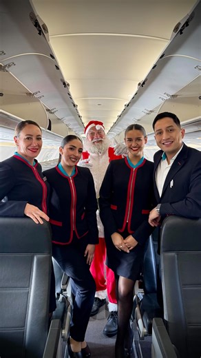 JetSMART Chile 🇨🇱 on Instagram: "¡La Navidad llegó a JetSMART! 🎅🏼✈️✨ En esta época el regalo más grande es compartir con los tuyos, por eso en JetSMART volamos con la ilusión de unir a miles personas a precios ultra bajos en toda Sudamérica. ¡Felices fiestas! 🎄🫶🏼"