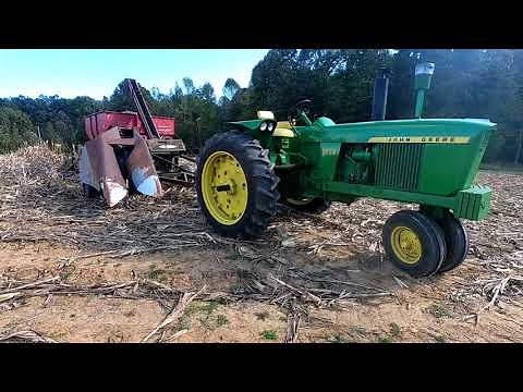 Fall Corn Picking With a John Deere 3020 And New Idea Picker