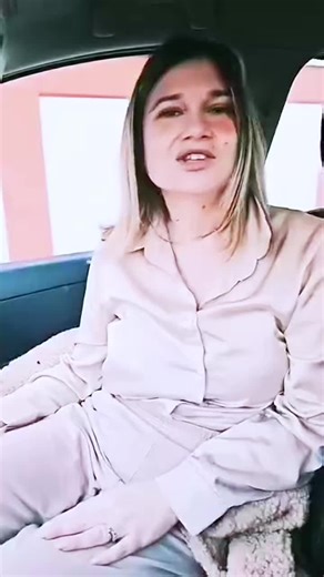 Sara riceve il premio vinto al Fanta Box