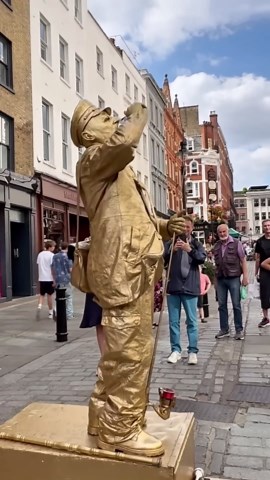 Naughty Goldman fishing in Covent Garden 🎣.#valentinethestatue #londonlevitatinggoldman