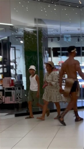Bodybuilder shirtless in the mall funny 🤣 #funny #funnyshorts #fitness #bodybuilder #viral