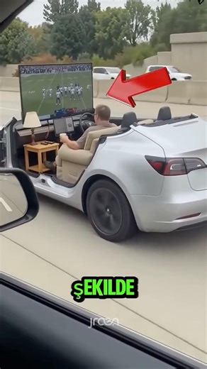 Böyle yaslanmış şekilde hangi arabada maç izlerdin?