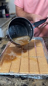 easy candy dessert I make an easy candy dessert with graham crackers, homemade caramel sauce, chocolate chips, marshmallows and more This original video was produced by Network Media, LLC and Nebby's America | Home Hacks & Easy Snacks