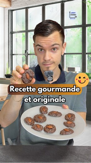 Landry COURBET Diététicien on Instagram: "Dans cette version, je te montre comment faire ces mendiants chocolatés maison avec : 🍫 70 g de chocolat noir à 70 % minimum , ici j’ai pris celui reçu par @myfoodxperiences_fr 40 g de graines de chia (source d’oméga 3, fibres, protéines, calcium… et ça apporte du croquant !) 35 à 36 g d’eau (oui, c’est précis, je t’explique pourquoi dans la vidéo) En topping : quelques oléagineux , ici amandes de @seeberger_france� 🔪 Préparation ultra simple : Fais fo