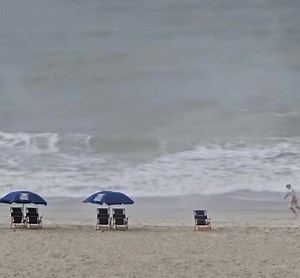 45K views · 288 reactions | You know this is a Yinzer on vacation! 藍. Man literally runs into a waterspout making landfall at Myrtle Beach and almost gets leveled by a beach umbrella. Video: Sissy Burton England via Ed Piotrowski WPDE | WPXI Scott Harbaugh | Facebook