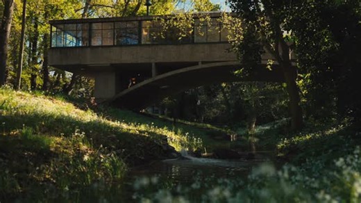 @1874.mdq on Instagram: "Una obra de arte y de la arquitectura mundial reposa sobre lo que quedó del arroyo Las Chacras, en Mar del Plata. . Diseñada por Amancio Williams para su padre y músico ícono nacional, Alberto Williams, fue pensada como un refugio: una casa silenciosa, entre árboles y agua, para vivir y componer en paz. . En los años de mayor esplendor de la ciudad, la decisión de construirla lejos del centro y del ruido fue también una forma de búsqueda: otra escala, otro ritmo, otra ma