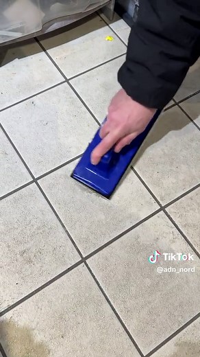 Sur ce carrelage antidérapant, la saleté s’accroche dans les reliefs et devient difficile à retirer avec un nettoyage classique. Avec Aqualise et le gommage, la crasse se décolle en profondeur et le carrelage retrouve enfin son aspect d’origine. Disponible sur : www.adnnord.net Le contraste apparaît immédiatement… et le résultat parle de lui-même. #Aqualise #NettoyageCarrelage #CarrelageAntiderapant #AvantAprès #EntretienPro @followers
