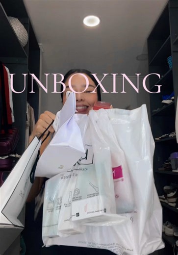 Feliz Unboxing de productos de belleza y perfumes