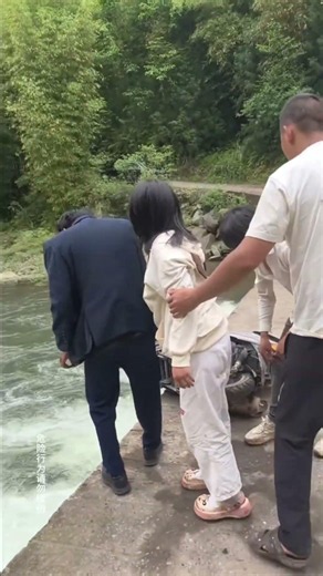 Woman involved in car accident falls off bridge, urgently needs help#kindness #inspiration #helpot