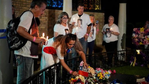 Fans honor Elvis during Candlelight Vigil at Graceland: 'We cannot let him be forgotten'