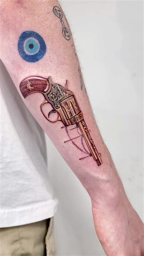 Los Angeles ✨🇺🇸 Booking is open! #tattoo #tattooartist #tattoogun #gun #revolver #revolvertattoo #chicano #tattooidea #microrealism #microrealismtattoo #art #tattooart #latattooartist #latattoo #nyctattoo #california