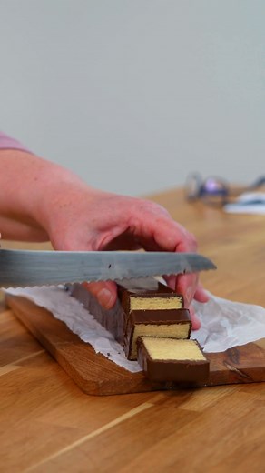 Baumkuchen - ein Weihnachtsklassiker 🎄🫶🏻 Für die Kastenform (25 x 11 cm) Backpapier Zutaten Für die Kastenform (25 x 11 cm) etwas Fett Rührteig 4 Eiweiß (Größe M) 200 g weiche Butter oder Margarine 200 g Zucker 1 Pck. Dr. Oetker Vanillin-Zucker 1 Pr. Salz 1 Ei (Größe M) 4 Eigelb (Größe M) 50 ml Rum (4 EL) 125 g Weizenmehl 75 g Dr. Oetker Gustin Feine Speisestärke 2 gestr. TL Dr. Oetker Original Backin Guss 150 g Zartbitterschokolade 3 TL Speiseöl, z. B. Sonnenblumenöl Zubereitung: 1. Vorberei