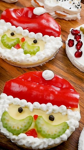 14 Ideas for Christmas snacks: Santas, baubles and Christmas trees. Delicious and tasty decorations #recipeoftheday #recipeideas #partysnacks #appetizer #yummy #snacks #foodies #appetiser #starter #snacktime | Nat Ura