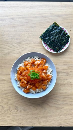Cocina con Coqui on Instagram: "Alga Nori Crujiente al Estilo Coreano 🤤 👉 Receta completa con ingredientes y cantidades en mi web: cocinaconcoqui.com Esta es una de esas recetas simples que sorprenden. Son láminas de alga nori ligeramente aliñadas y tostadas hasta quedar ligeras y súper crujientes. Descubrí esta forma de preparar el alga nori en la primera temporada de Culinary War en Netflix, donde los jueces destacaron lo rica que estaba. Es perfecta para acompañar arroz, platos asiáticos o 