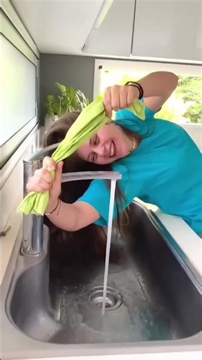 I challenge my friends to remove the towel without wetting it 💦 🤣#funnychallenge#familyfun#usashorts