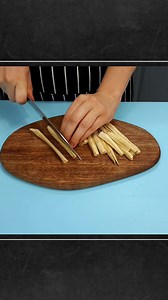 Doua retete de gogosari in otet pentru iarna, dulci - acrisori, crocanti si deliciosi! Alegeti-o pe cea care va convine! Varianta 1. Doua borcane de 1.7 l. Ingrediente: 2 kg de gogosari cat mai proaspeti 1.2 l apa 600 ml otet 9 grade 50 g sare obisnuita 300 g zahar 2 linguri boabe de piper 2 linguri boabe de mustar 2 frunze de dafin 2 radacini potrivite de hrean Frunze de telina Varianta 2. 3 borcane de 800 ml. Ingrediente: 2 kg de gogosari proaspeti, spalati, curatati si taiati sferturi 330 ml 
