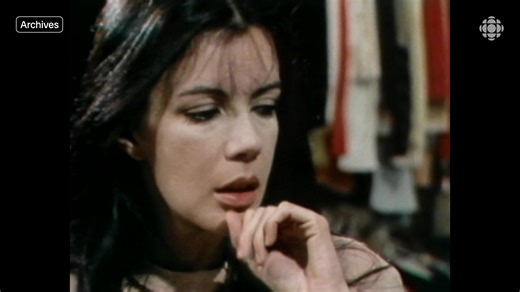 La comédienne et chanteuse Carole Laure ajoute une nouvelle corde à son arc avec la publication de son premier roman, « Je ne m'éloigne jamais trop de la maison ». En 1982, dans cet extrait de l'émission « Femme d'aujourd'hui », elle évoque, comme dans son livre, qu'elle qualifie d'autofiction, la mort de sa mère biologique et son enfance à Shawinigan. Source : Femme d'aujourd'hui, 18 mars 1982 Journaliste : Carmel Dumas | Les Archives de Radio-Canada