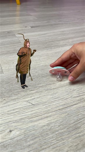 Battle of the Snack: Who's First? The Girl or the Cockroach? 🥣🪳