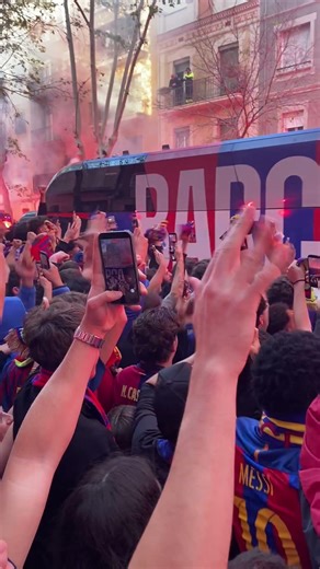 Insane Atmosphere! Barça Fans Welcome Team Bus