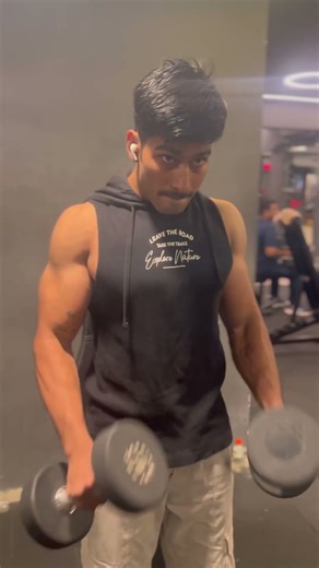 Biscep workout and Flexing: because my sleeves need a break #motivation #everydayfitness #bisceps