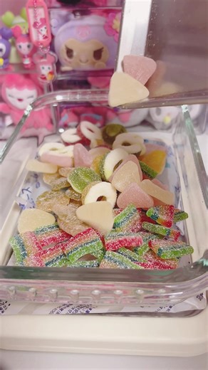 🧊大量のグミを凍らせるのが流行ってるの？？やってみる！！🧊 登場しているグミ達（登場順） 1、ハリボー・グレープフルーツグミ 213円／1袋当たり277kcal 2、ハリボー・サワーアップルリンググミ 213円／1袋当たり372kcal 3、チュッパチャプス・サワーバイトグミ 170円／1袋当たり197kcal 4、ピュレグミ(ラ・フランス味) 130円／1粒当たり11.9kcal 5.まるでオレンジグミ 203円／1袋当たり146kcal 6、まるで青りんごグミ 203円／1袋当たり142kcal 7、しゃりinグミ(さわやかみかん味) 172円／1袋当たり132kcal 8、忍者めし鋼 アソートパック約300円 9、チュッパチャプス・サワーベルトグミ 48円／36kcal 10～12、サワーペーパーキャンディ（ラムネ・コーラ・青りんご味） １個30円／59kcal 13、ミニモンスター・フルーツ味 20円／29kcal #frozen #ハリボー #uha味覚糖 #咀嚼音 #asmr