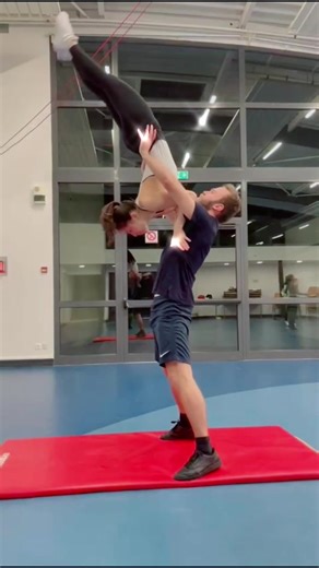 Un exemple de figure que vous pourriez apprendre lors de nos cours de rock acrobatique le mardi, vendredi soir, et samedi après-midi 🤯 Alors, impressionnés ?😉 Petit conseil : ne pas tenter de reproduire cette acrobatie chez vous 😂 #rock #acrobatics #alldances #training #dance #foryou #fypシ #pourtoi #rocknroll #tiktok