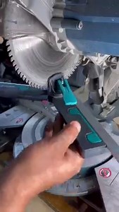 Kennst du schon unsere Winkelschmiege für Kapp- und Gehrungssägen? Falls nicht, wird es höchste Zeit: Mir dem Tool gelingt dir das Abgreifen und Übertragen von Winkeln mühelos! 😍👏 1. Die beiden Kunststoffschenkel in die Wandecke schieben und entlang der Wand ausrichten 2. Mit dem Exzenterhebel die Position fixieren 3. Die Winkelschmiege mit den integrierten Magneten am Sägeblatt anbringen und den Winkel an den verstellbaren Anschlägen der Säge ausrichten 🛒 https://fcld.ly/h7wv3lg 📹 @kuvaldar