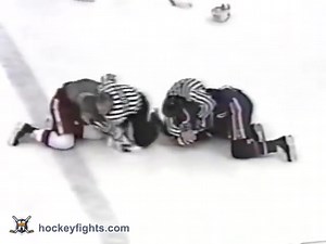 #HFonthisday 1991•JAN•09 Dave Brown • Oilers 🟠 🔵 🆚 Bob Probert • Wings ⚪️ 🔴 hockeyfights.com/fights/23633 | hockeyfights.com