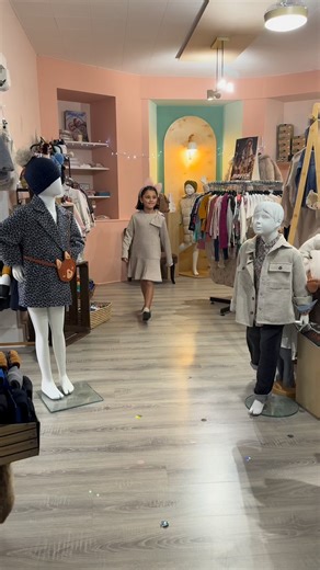 Des pas timides, des sourires complices, des bisous, des câlins volés… La mode enfant chez l’Ours Brun c’est avant tout une histoire d’amour de douceur, de confort et de liberté.🤍 Des tenues confortables et stylées, pensées pour bouger, jouer, grandir… Et surtout pour laisser les enfants être eux-mêmes ✨ La collection vêtements enfant vous attend en boutique Venez découvrir, essayer, craquer… 📍🧸L’Ours au Brun - 15 Rue de Besançon - François Mitterrand, 25150 Pont-de-Roide-Vermondans Infos et