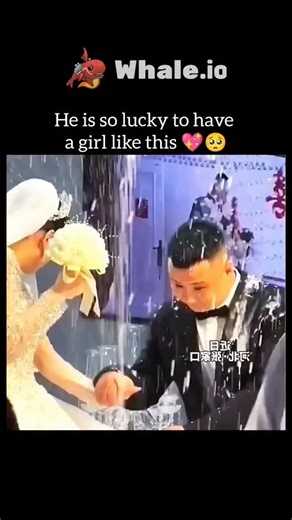 @𝐬𝐮𝐜𝐜𝐞𝐬𝐬𝐨𝐟𝐦𝐢𝐥𝐥𝐢𝐨𝐧𝐬 on Instagram: "日本利用压电瓷砖将脚步转化为电能。这些瓷砖捕捉来自你脚步的动能。当你行走时,你的重量和动作会对瓷砖产生压力。瓷砖会轻微弯曲,从而产生机械应力。瓷砖内部的压电材料将这种应力转化为电能。每一步都会产生少量电荷,而数百万步结合在一起就能产生足够的电力来驱动 LED灯、数字显示屏和传感器。在像涩谷车站这样繁忙的地方,每天大约有240万个脚步为这一系统作出贡献。这些电能可以被储存或立即使用,从而减少对传统电力来源的依赖,并支持可持续的城市基础设施。这种方法将日常运动转化为实用的可再生能源 #日本 #知识 #事实#你知道吗#推荐科技 创新 历史 技术 实验"