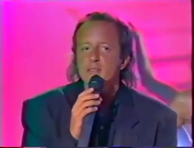 À toutes les filles Didier Barbelivien et Félix Gray À toutes les filles que j'ai aimées avant Qui sont devenues femmes maintenant À leur volcan de larmes, à leur torrent de charme Je suis resté adolescent À toutes les filles que j'ai aimées avant Des cours de lycée en jardin d'enfants Aux lettres déchirées, à leurs baisers volés, je suis resté adolescent Elles avaient (elles avaient) des océans au fond des yeux Elles dansaient (elles dansaient) pour nous garder plus amoureux Elles disaient (ell