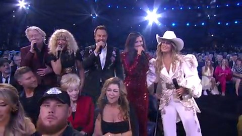 CMA Awards 2025: Lainey Wilson Sings A Medley Of Iconic Country Songs
