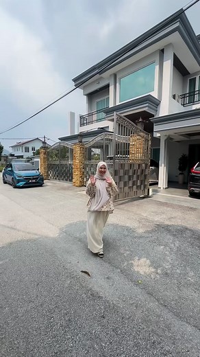 7.9K views · 872 reactions | Mini tour rumah banglo bersaiz 12,000 sqft siap ada kolam renang. Rumah ini adalah milik Puan Husnil dan suaminya yang terletak di Gombak. Rumah ini ada 7 bilik tidur dan memiliki surau. Tema rumah ini adalah moden kontemporari. | House Tour Malaysia | Facebook