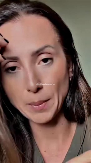 Tribo Visionária on Instagram: "É na hora da raiva que muitas máscaras caem, porque o controle escapa e o filtro se rompe. Quando a emoção transborda, a pessoa deixa de calcular palavras e passa a revelar o que estava guardado no silêncio. A raiva não cria sentimentos do nada, ela apenas dá voz ao que já existia, mas era contido por conveniência, medo ou interesse. Por isso, aquilo que é dito no auge da fúria quase nunca é acidente; é confissão. Isso não significa que toda palavra dita na raiva 