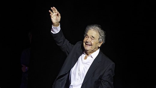 VIDÉO – ’Paris Saccagé’ : Pierre Perret charge Anne Hidalgo dans sa nouvelle chanson