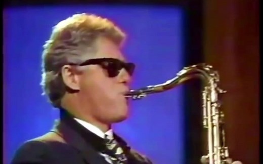 Bill Clinton playing saxophone 克林顿玩乐器之萨克斯