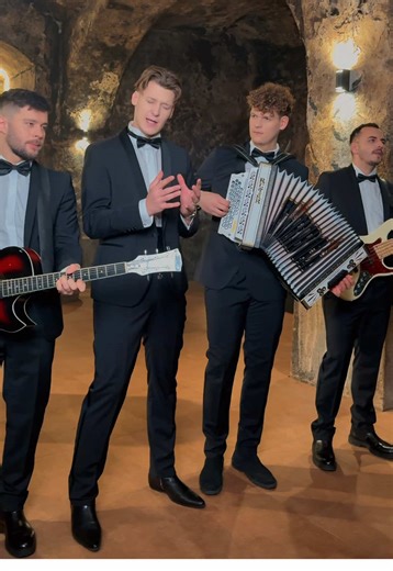 Prihaja nov VALČEK❣️ Deli ga naprej, osebi, ki jo ljubiš ali pa nekomu, ki pozna tak občutek. Nov videospot Nikdar več izide zelo kmalu✨ #nikdarvec #firbci #vinag #krinolina #foryoupage